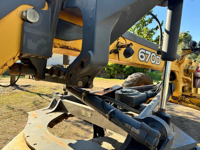 John Deere 670D Grader