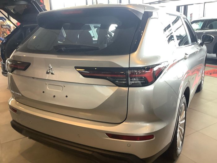 2025 Mitsubishi Outlander ES
