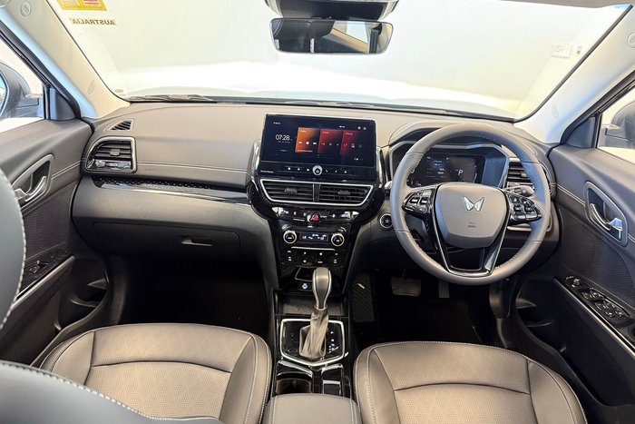 2025 Mahindra XUV3XO AX7L