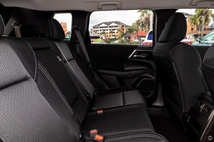 2025 Mitsubishi Outlander ES