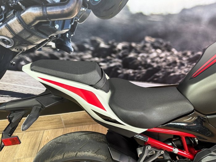 2022 Kawasaki Z900 SUPERNAKED (ZR900) WHITE