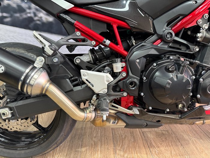 2022 Kawasaki Z900 SUPERNAKED (ZR900) WHITE