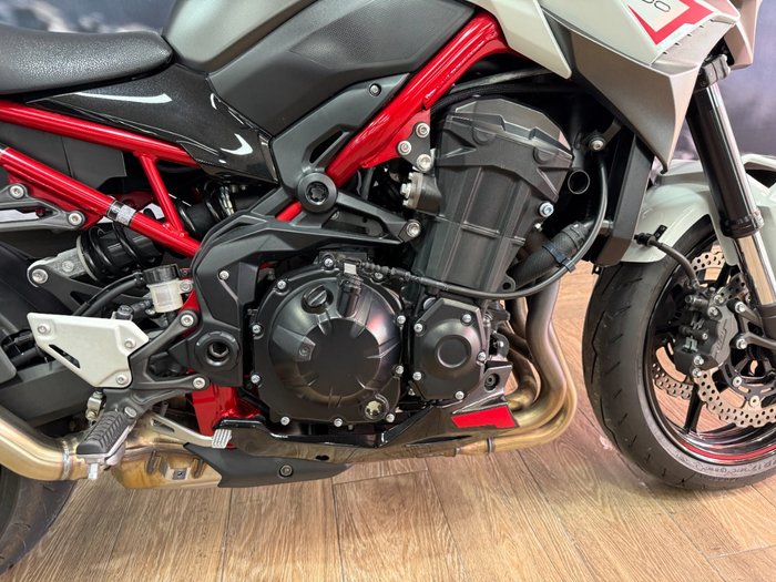 2022 Kawasaki Z900 SUPERNAKED (ZR900) WHITE