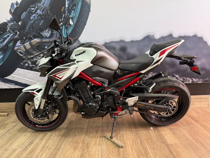 2022 Kawasaki Z900 SUPERNAKED (ZR900) WHITE