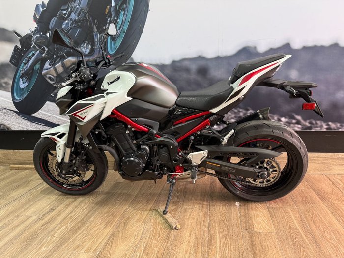 2022 Kawasaki Z900 SUPERNAKED (ZR900) WHITE