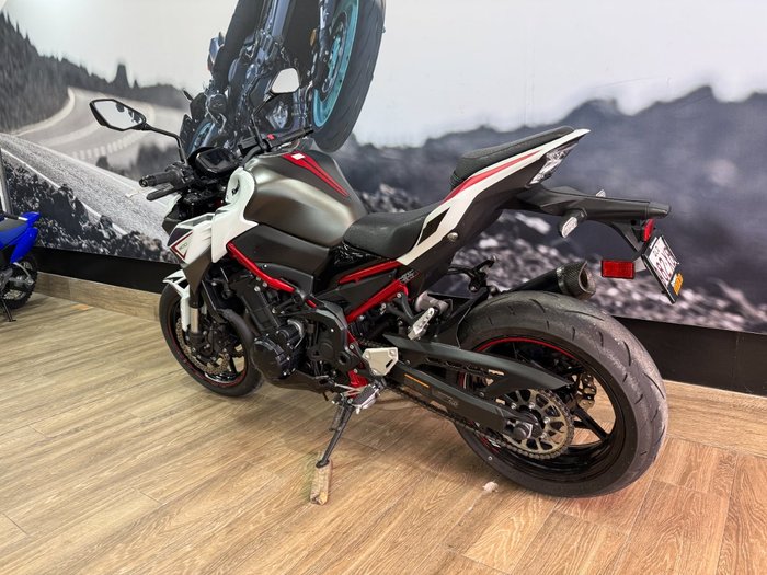 2022 Kawasaki Z900 SUPERNAKED (ZR900) WHITE
