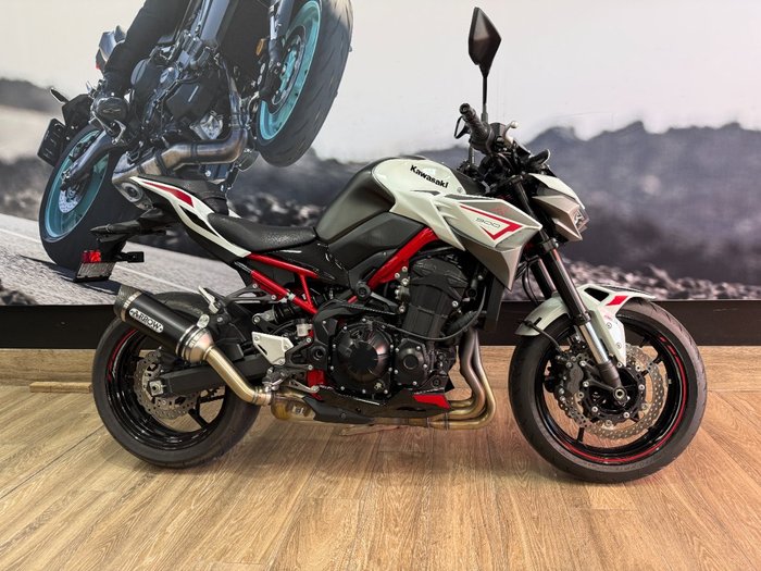 2022 Kawasaki Z900 SUPERNAKED (ZR900) WHITE