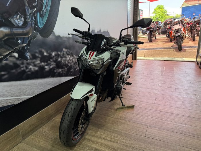 2022 Kawasaki Z900 SUPERNAKED (ZR900) WHITE