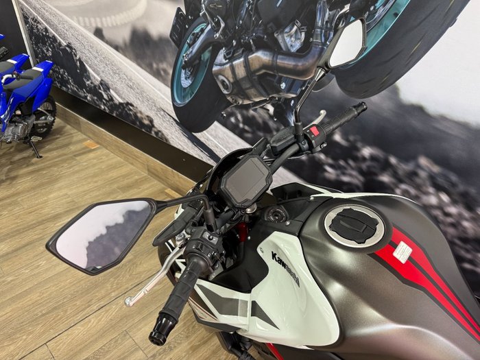 2022 Kawasaki Z900 SUPERNAKED (ZR900) WHITE