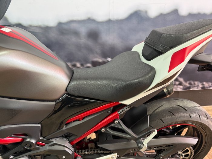 2022 Kawasaki Z900 SUPERNAKED (ZR900) WHITE