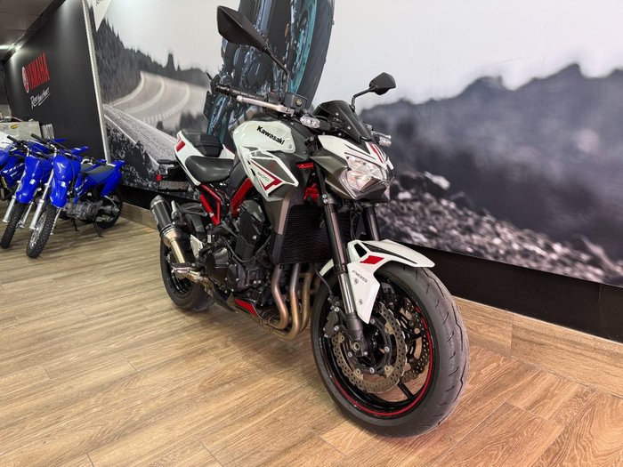 2022 Kawasaki Z900 SUPERNAKED (ZR900) WHITE