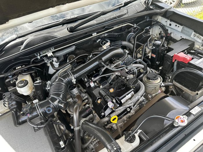 2017 Toyota Hilux Workmate TGN121R 4x2 Glacier White