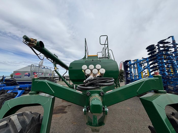 0 Simplicity 7000 L Tow Behind Quad Box GREEN