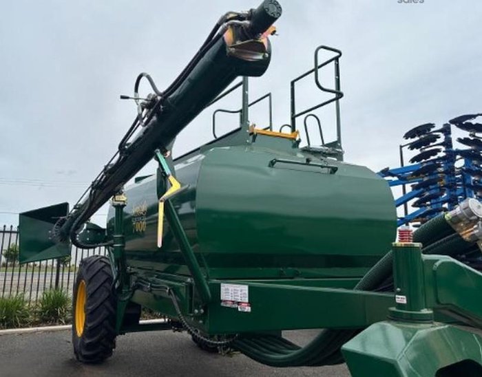 0 Simplicity 7000 L Tow Behind Quad Box GREEN