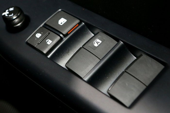 2025 Toyota Hilux SR