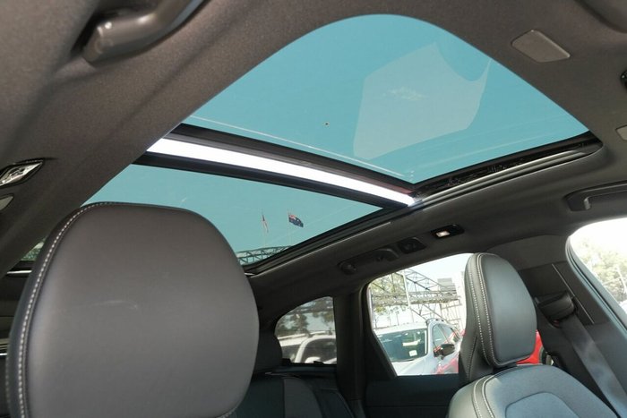 2022 Volvo XC60 B6 R-Design