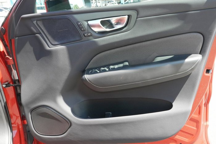 2022 Volvo XC60 B6 R-Design