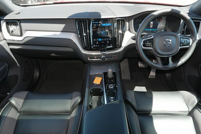 2022 Volvo XC60 B6 R-Design