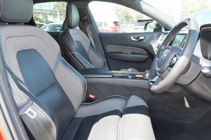 2022 Volvo XC60 B6 R-Design