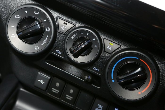 2025 Toyota Hilux SR