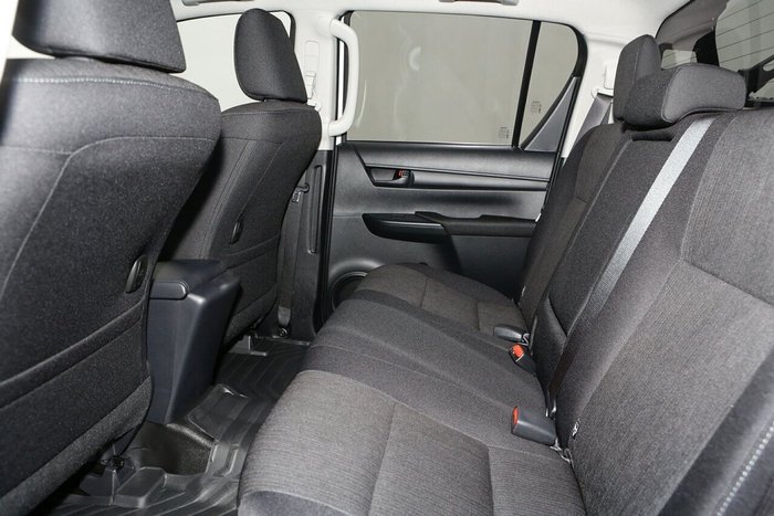 2025 Toyota Hilux SR