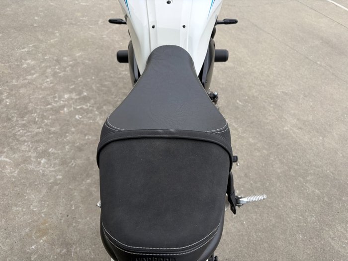 2024 Yamaha XSR700 WHITE/BLAC