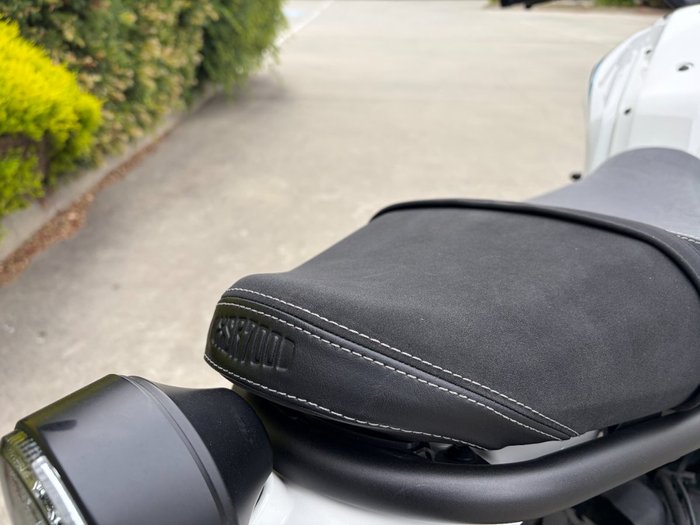 2024 Yamaha XSR700 WHITE/BLAC