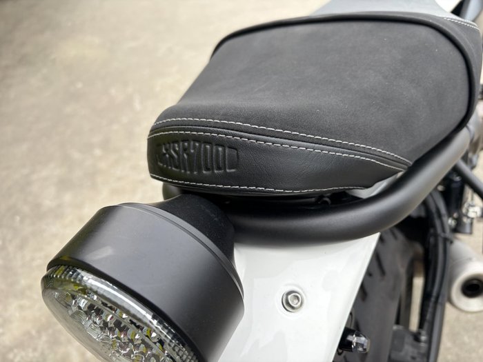 2024 Yamaha XSR700 WHITE/BLAC