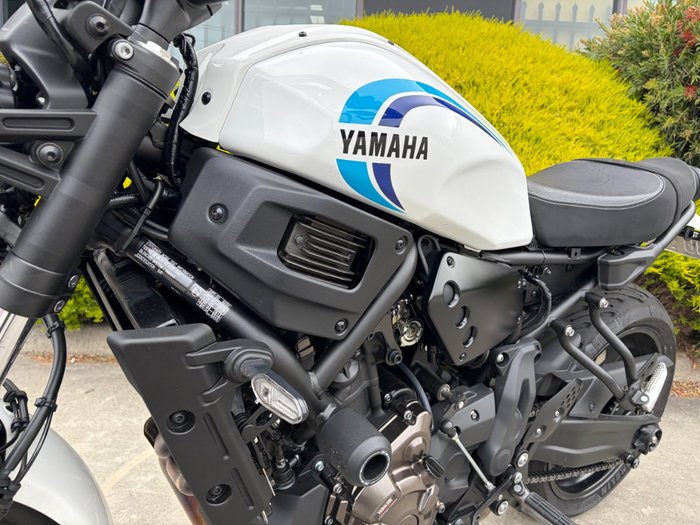 2024 Yamaha XSR700 WHITE/BLAC