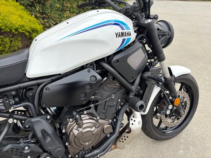 2024 Yamaha XSR700 WHITE/BLAC