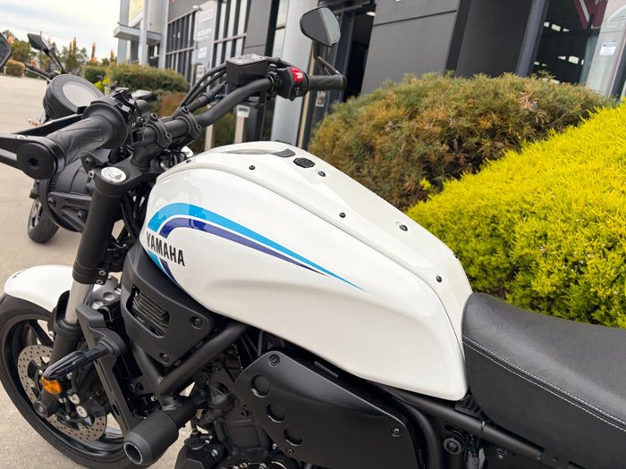 2024 Yamaha XSR700 WHITE/BLAC