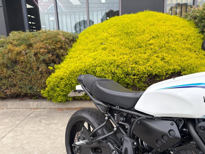 2024 Yamaha XSR700 WHITE/BLAC