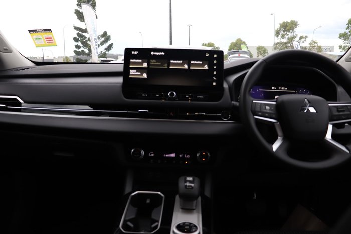 2025 Mitsubishi Outlander ES