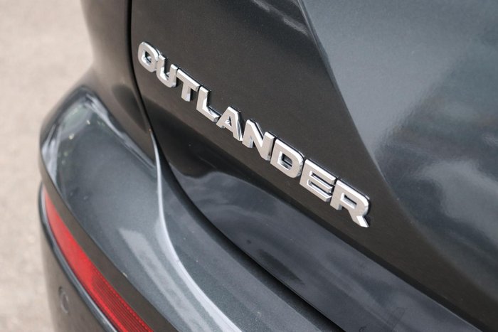 2025 Mitsubishi Outlander ES