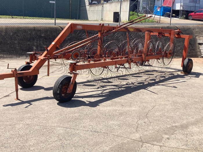 1990 Taege 12 Wheel Rake