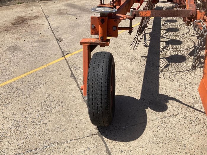 1990 Taege 12 Wheel Rake