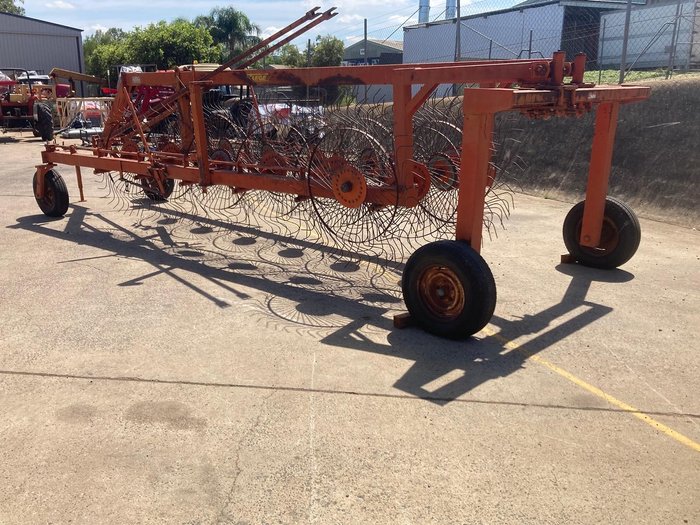 1990 Taege 12 Wheel Rake
