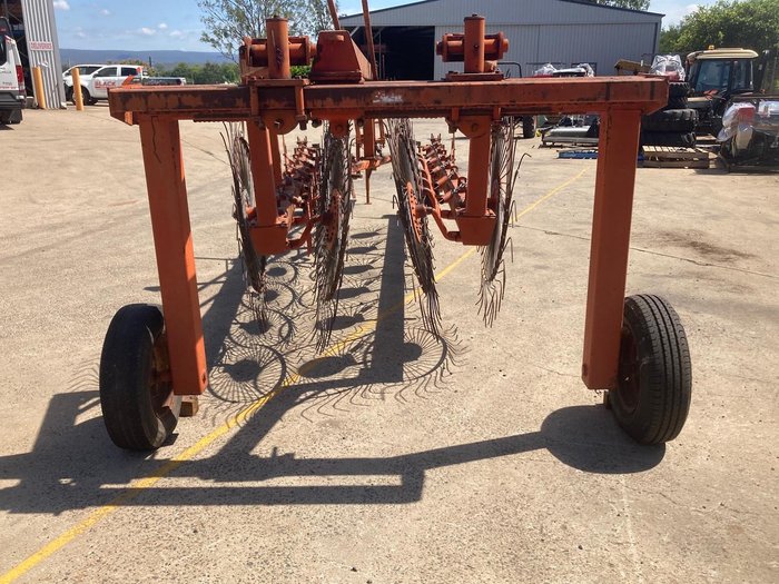 1990 Taege 12 Wheel Rake