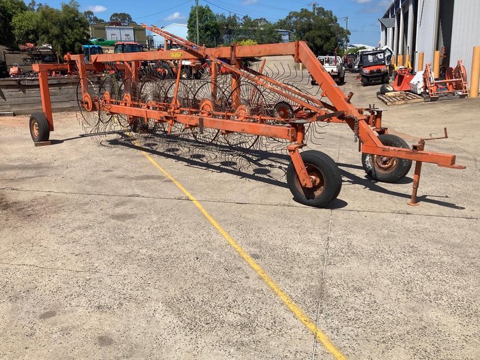1990 Taege 12 Wheel Rake