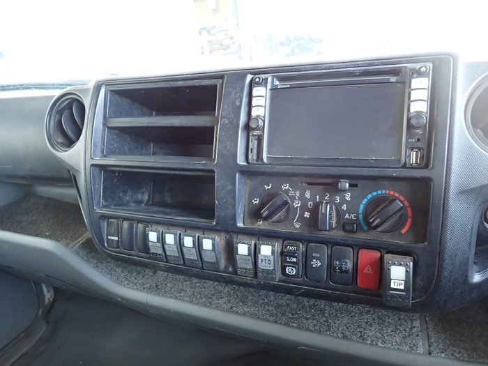 2015 HINO DUTRO 300