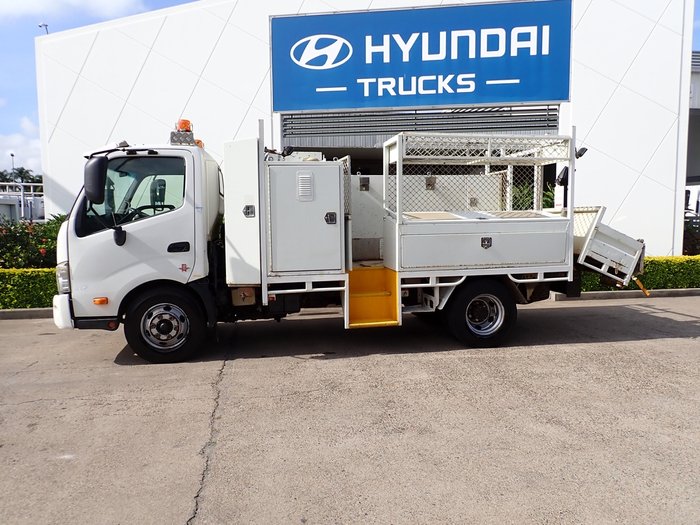 2015 HINO DUTRO 300
