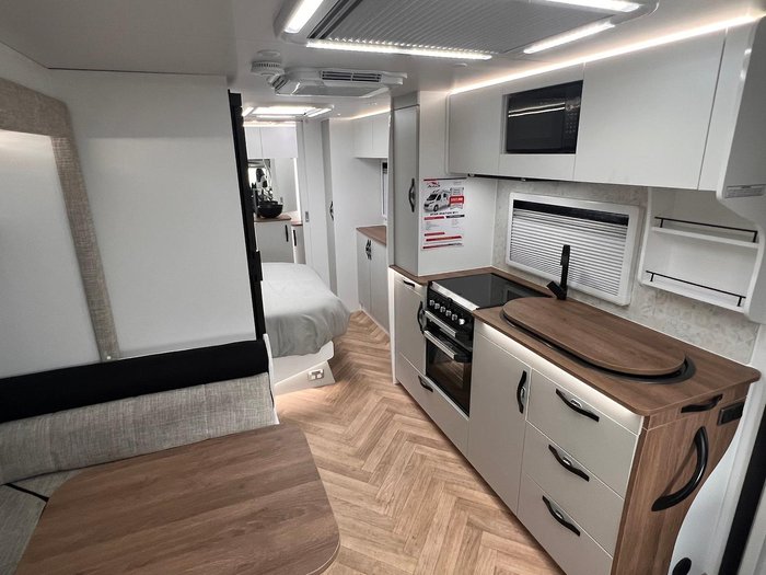 2025 Avan Ovation M11