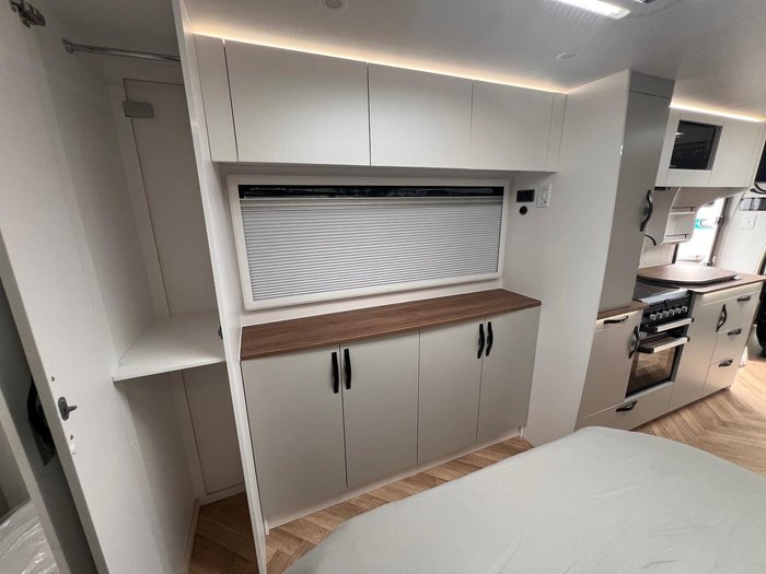 2025 Avan Ovation M11