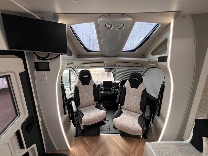 2025 Avan Ovation M11