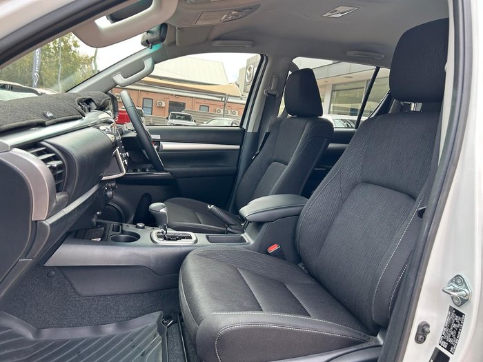 2025 Toyota Hilux SR5 48V