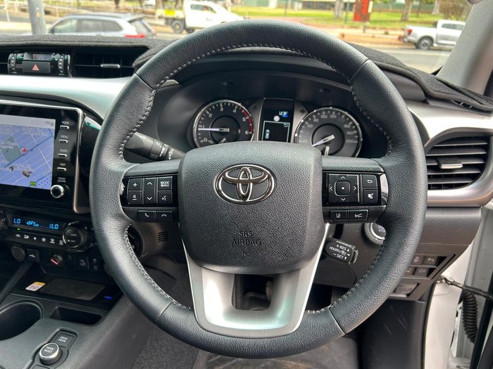 2025 Toyota Hilux SR5 48V