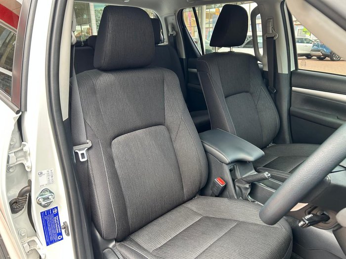 2025 Toyota Hilux SR5 48V