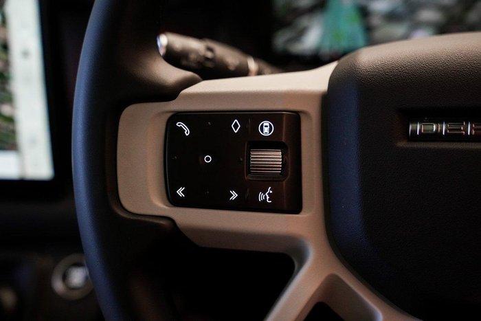 2025 Land Rover Defender 110 D350 X-Dynamic SE