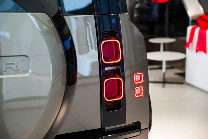 2025 Land Rover Defender 110 D350 X-Dynamic SE