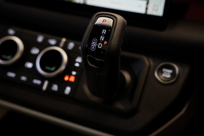 2025 Land Rover Defender 110 D350 X-Dynamic SE